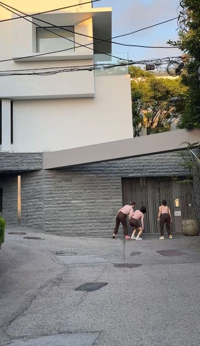 Performers drawing attention to an overlooked space during Round 01