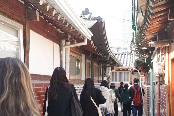 A participant independently exploring Seochon